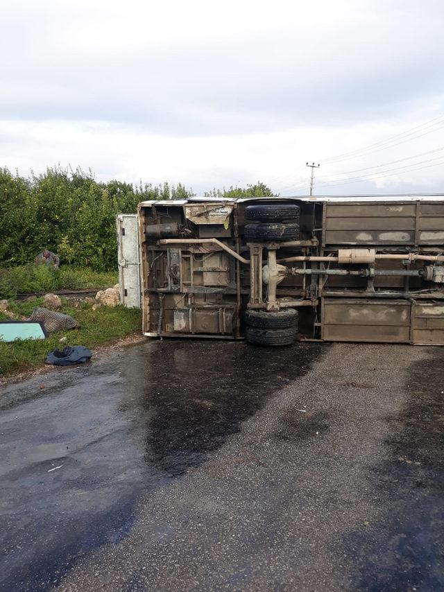 Mersin'de tarım işçilerini taşıyan midibüs devrildi: 1 ölü, 16 yaralı (2)- Yeniden