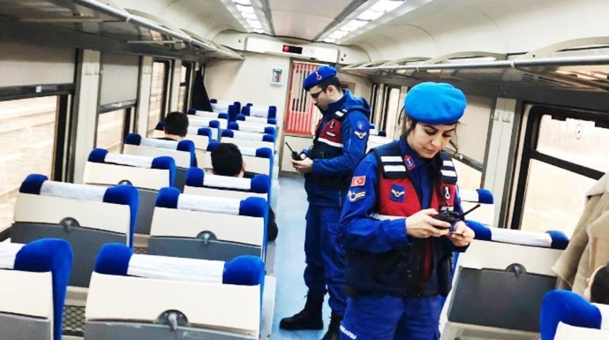 Jandarma’dan yolcu trenlerinde huzur ve güven denetimini
