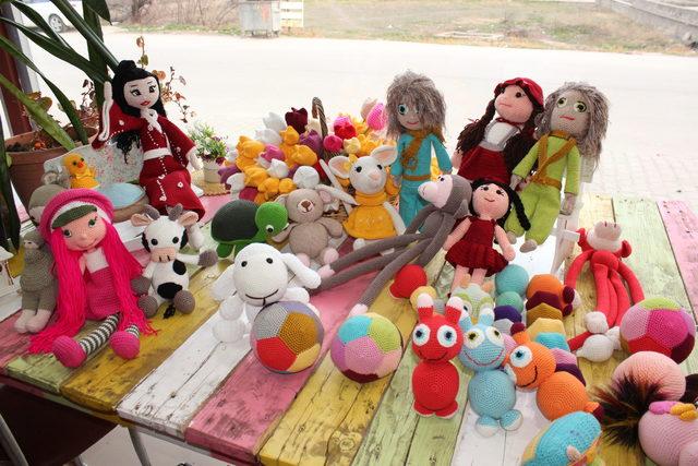 Niğde’de 250 kadına 'amigurumi bebek' örmesini öğretti