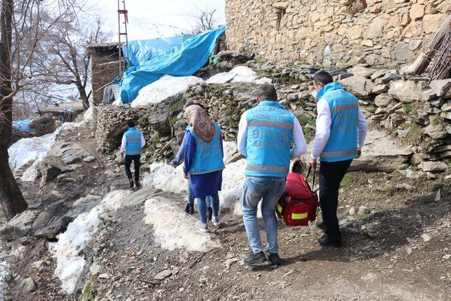 Hastalara ulaşmak için, dağları aşıyorlar