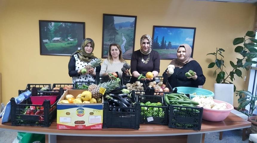 Marketlerden alınanlar ihtiya&ccedil; sahiplerine ulaştırılıyor