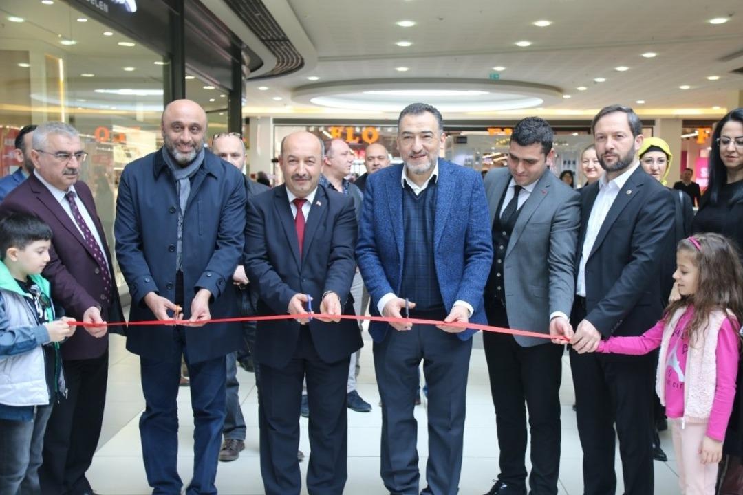 &Ouml;ğrencilerden anlamlı resim sergisi