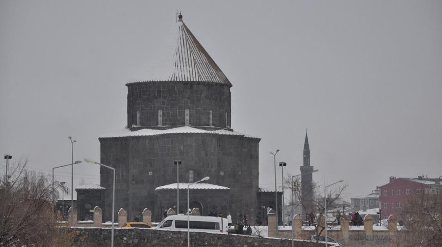 Kars ziyaret&ccedil;i akınına uğruyor