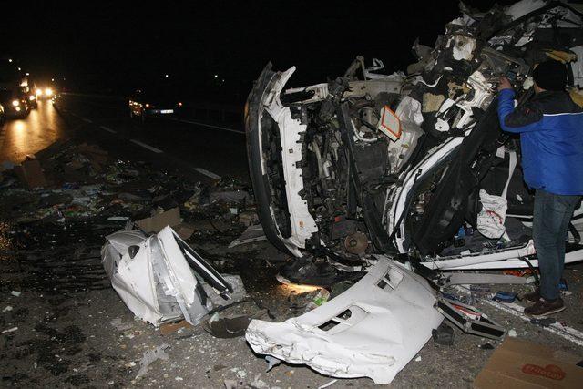 TIR’a çarpan kamyonet hurdaya döndü, sürücü hafif yaralandı