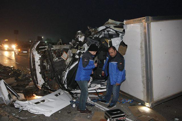 TIR’a çarpan kamyonet hurdaya döndü, sürücü hafif yaralandı