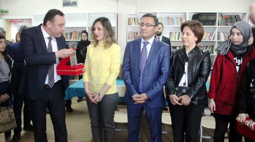 ODT&Uuml;'deki kazada &ouml;len İrem K&uuml;t&uuml;k'&uuml;n ismi Alaşehir'de k&uuml;t&uuml;phaneye verildi