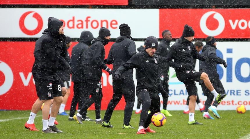 Beşiktaş kar yağışı altında &ccedil;alıştı