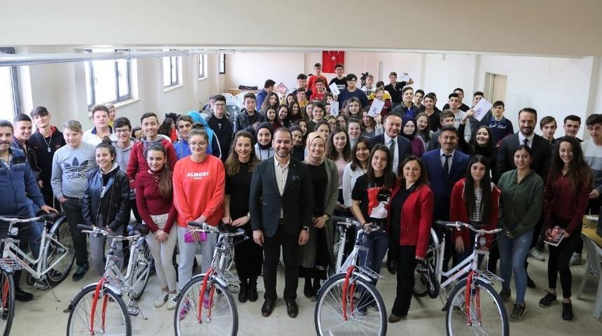 Uşak&rsquo;ta gen&ccedil;lere kitap ve bisiklet hediye edildi