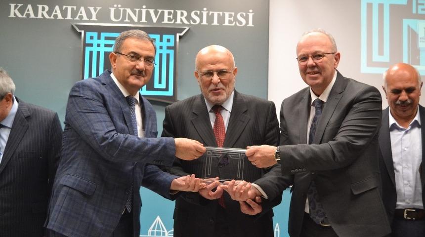 Prof. Dr. Osman Okka&rsquo;ya 50. yıl plaketi