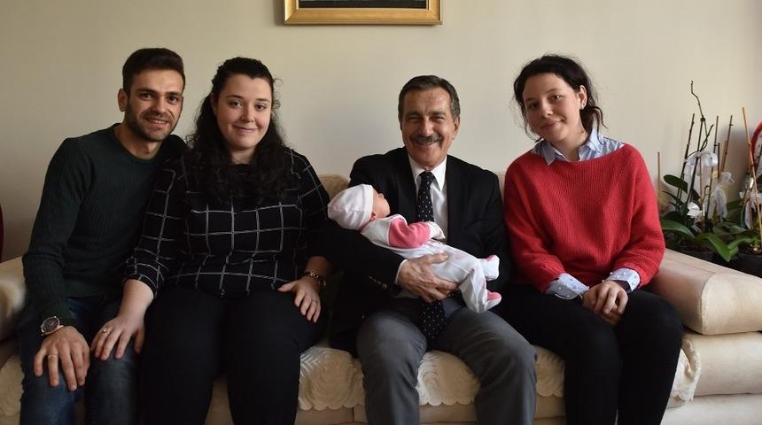 Başkan Ataç Nilhan bebeğe ’hoş geldin’ dedi