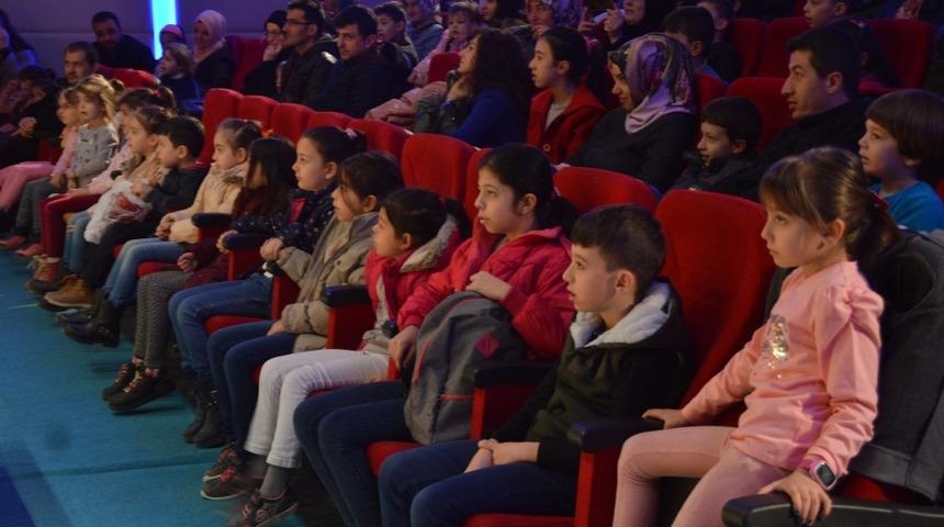 &ldquo;Başa Bela Mikroplar&rdquo; adlı tiyatro oyununa &ccedil;ocuklar yoğun ilgi g&ouml;sterdi