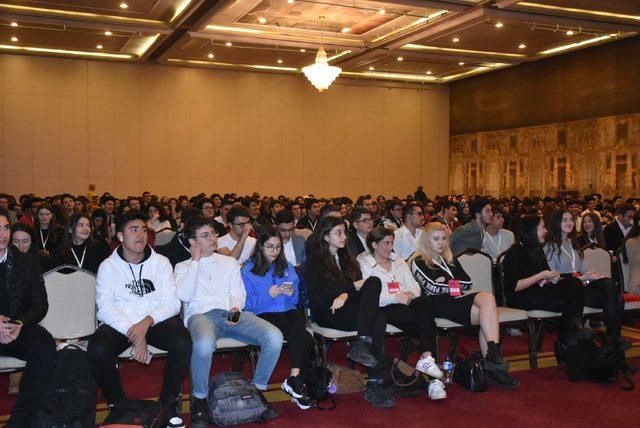 İş dünyası ve akademisyenler gençler için İzmir’de buluştu