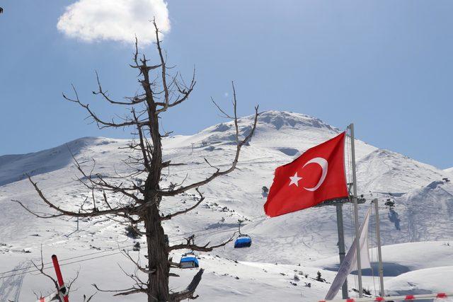 Denizli'de güneşli havada kayak keyfi