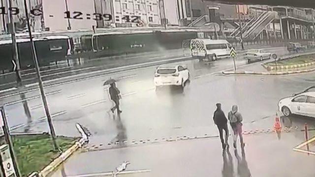 Haramidere'deki metrobüs kazası kamerada
