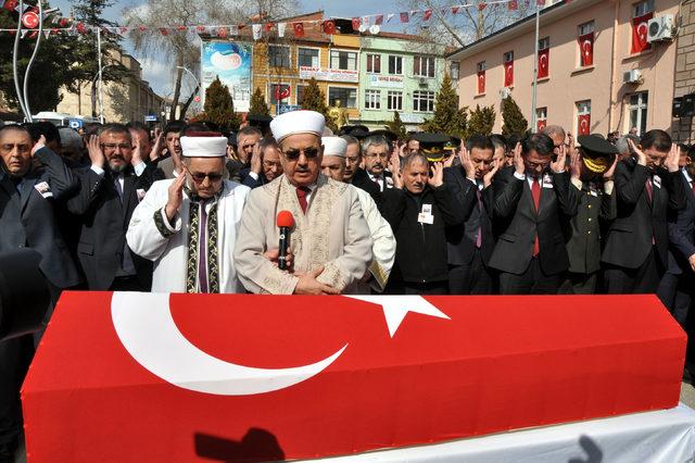 Şehit Uzman Çavuş Mehmet Han'ı son yolculuğuna 5 bin kişi uğurladı