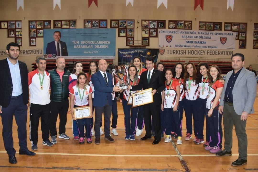 Polisg&uuml;c&uuml;&rsquo;n&uuml;n kadın hokeycileri Trophy Lig&rsquo;e y&uuml;kseldi