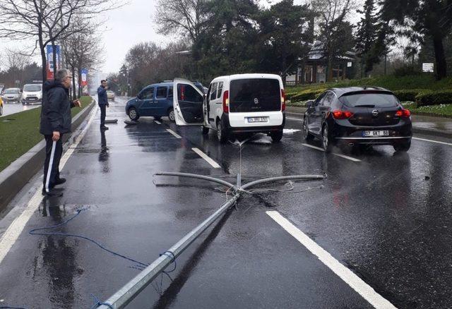 Sarıyer’de aydınlatma direği seyir halindeki otomobillerin üstüne devrildi