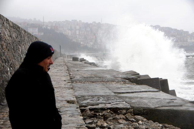 Zonguldak'ta dev dalgalar mendireği aştı