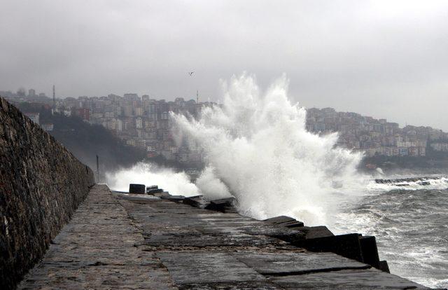 Zonguldak'ta dev dalgalar mendireği aştı