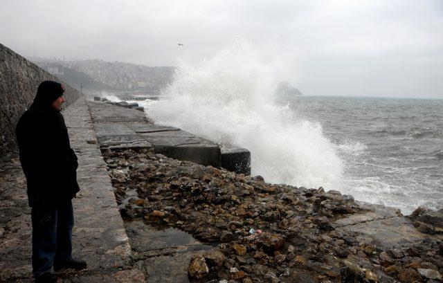 Zonguldak'ta dev dalgalar mendireği aştı