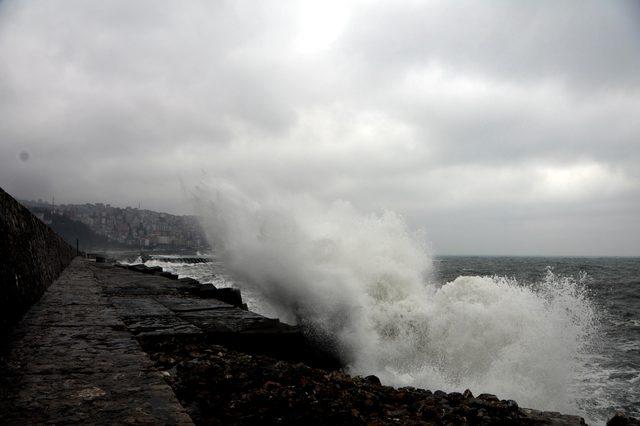 Zonguldak'ta dev dalgalar mendireği aştı