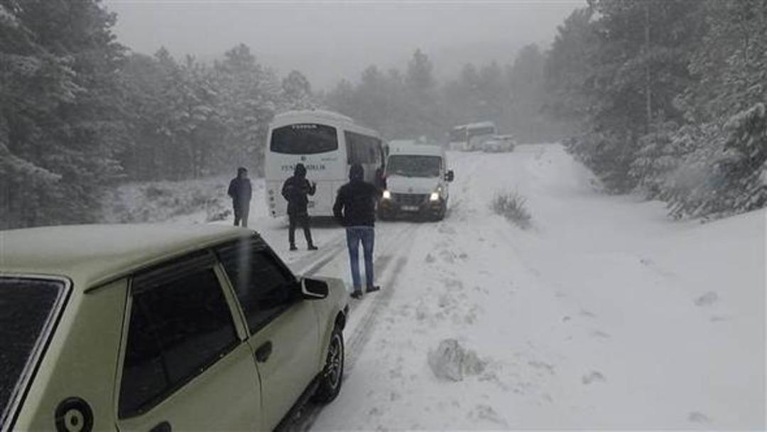Onlarca s&uuml;r&uuml;c&uuml; Kazdağları'nda mahsur kaldı 