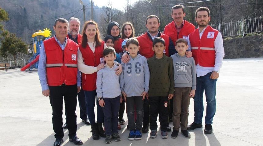 T&uuml;rk Kızılayı &Ccedil;ayeli&rsquo;nde minikleri sevindirdi