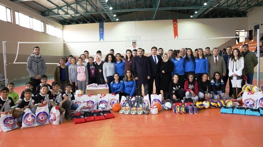 Başkan &Ccedil;elik, spor malzemesi dağıtım t&ouml;renine katıldı