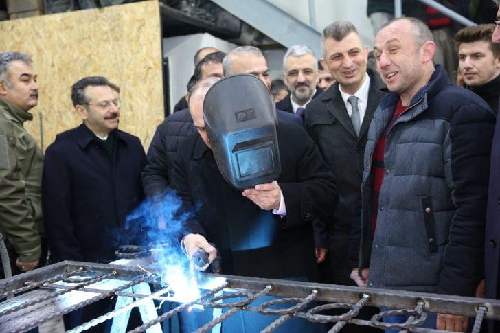 Bakan Varank açılışını yaptığı sanayi sitesinde kaynak yaptı G1