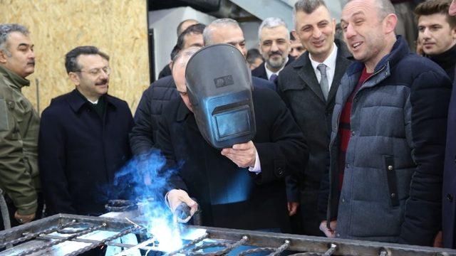 Bakan Varank açılışını yaptığı sanayi sitesinde kaynak yaptı