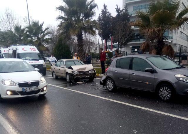 Yaya geçidinde otomobiller çarpıştı