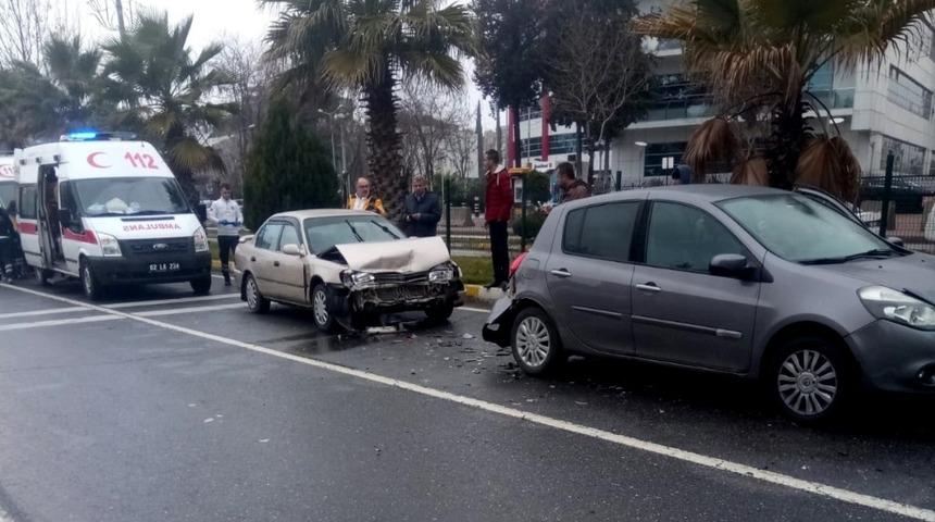 Yaya ge&ccedil;idinde otomobiller &ccedil;arpıştı