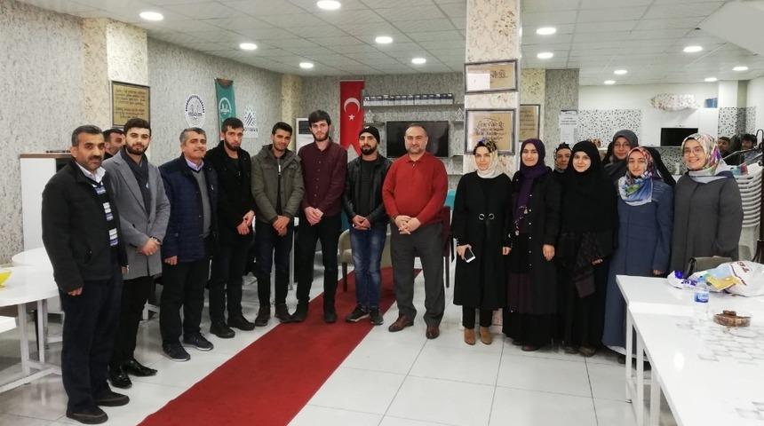 Mevlidi Nebi Yarışmasında dereceye giren &ouml;ğrencilere &ouml;d&uuml;l