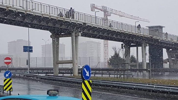 İstanbul'da kar yağışı devam ediyor! Sıcaklık sıfır derece G1