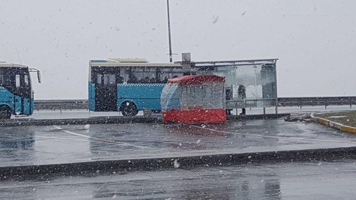 İstanbul'da kar yağışı devam ediyor! Sıcaklık sıfır derece G2