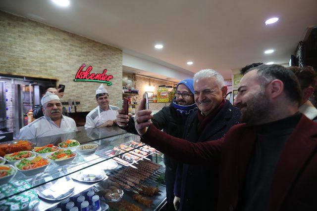 Yıldırım Sarıyer'de börek yedi, martılara simit attı 