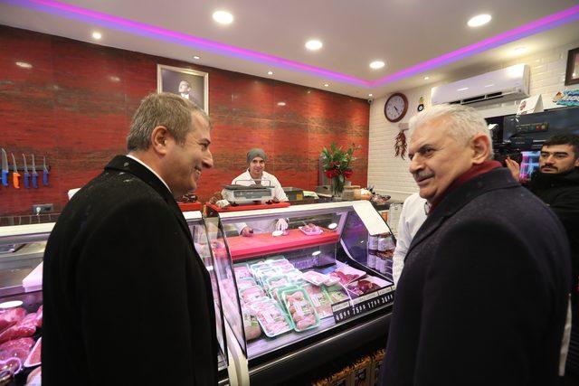 Yıldırım Sarıyer'de börek yedi, martılara simit attı 