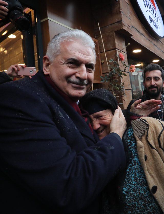 Yıldırım Sarıyer'de börek yedi, martılara simit attı 