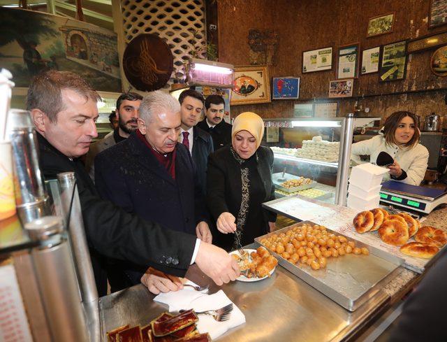 Yıldırım Sarıyer'de börek yedi, martılara simit attı 