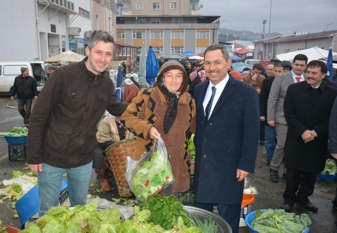 Uysal pazar esnafını ziyaret etti