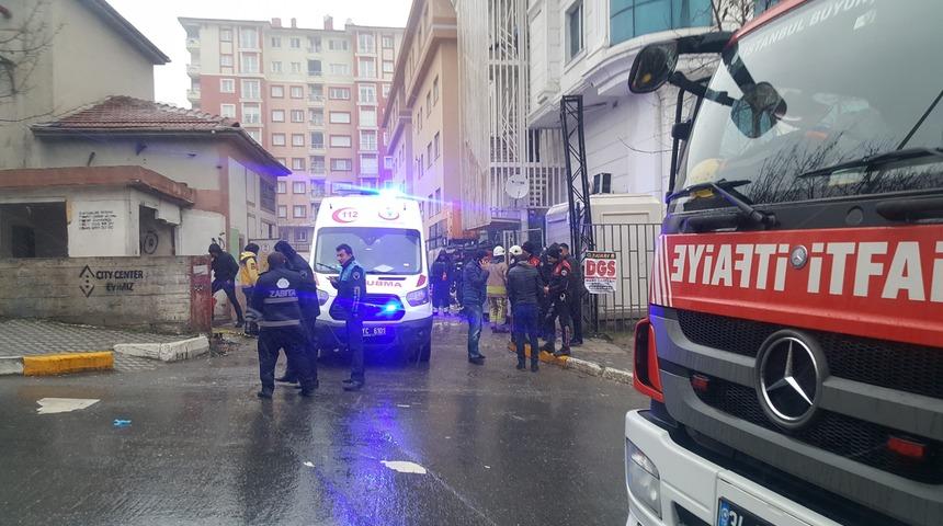 Esenyurt'ta trafoya giren gen&ccedil; yanarak can verdi 