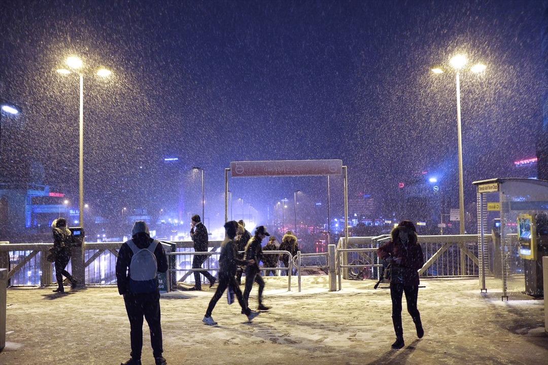 İstanbul'da kar yağışı devam ediyor! Sıcaklık sıfır derece