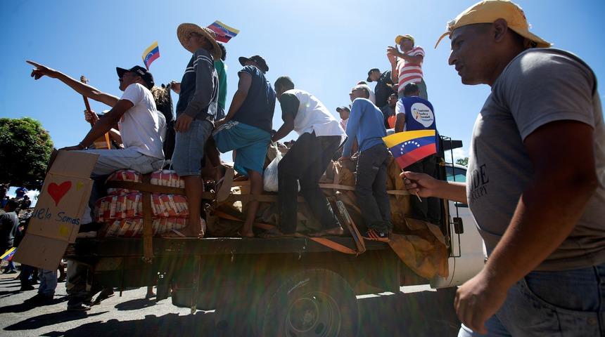  Brezilya’dan gelen insan yardım Venezuela’ya girdi 