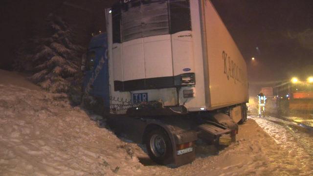 İstanbul'da kar yağışı; Araçlar yolda kaldı, TIR kaza yaptı