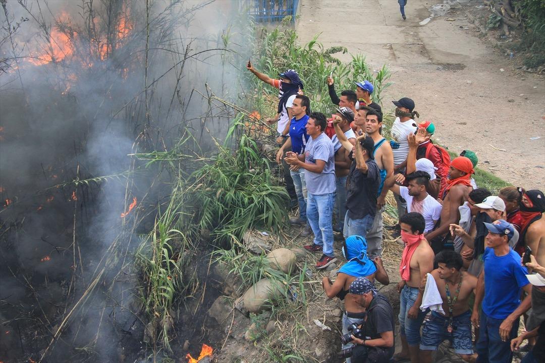 Venezuela sınırında 'insani yardım'ı engellediler