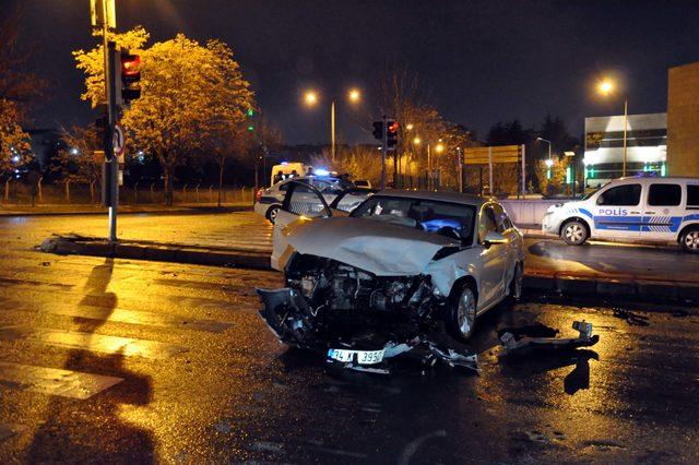 Ankara'da otomobiller çarpıştı: 2 yaralı