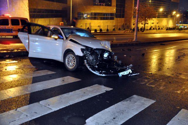 Ankara'da otomobiller çarpıştı: 2 yaralı