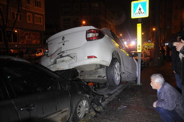 Bursa'da 6 aracın karıştığı zincirleme kaza