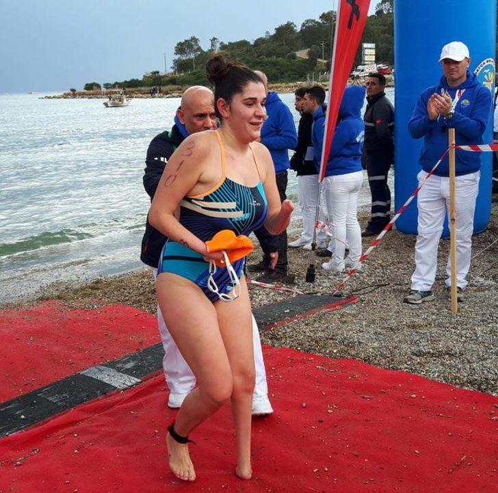 Sokak hayvanları için denize girdiler  G1