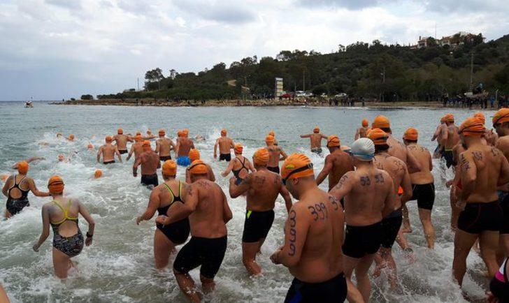 Sokak hayvanları için denize girdiler  G2